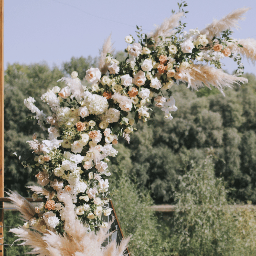Διακόσμηση γάμου boho με αψίδα και pampas grass