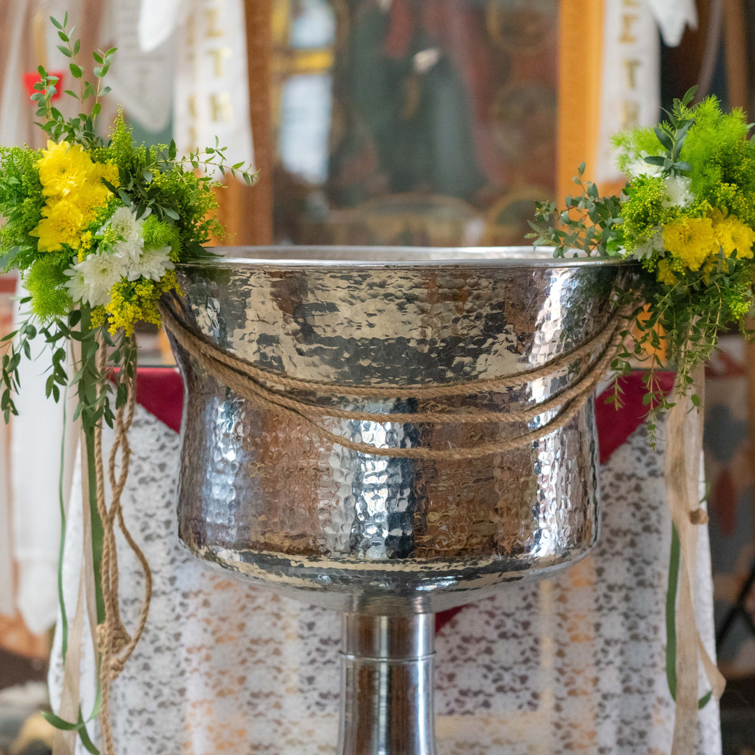 Στολισμός κολυμπήθρας για κορίτσι με μπουκέτα λουλουδιών