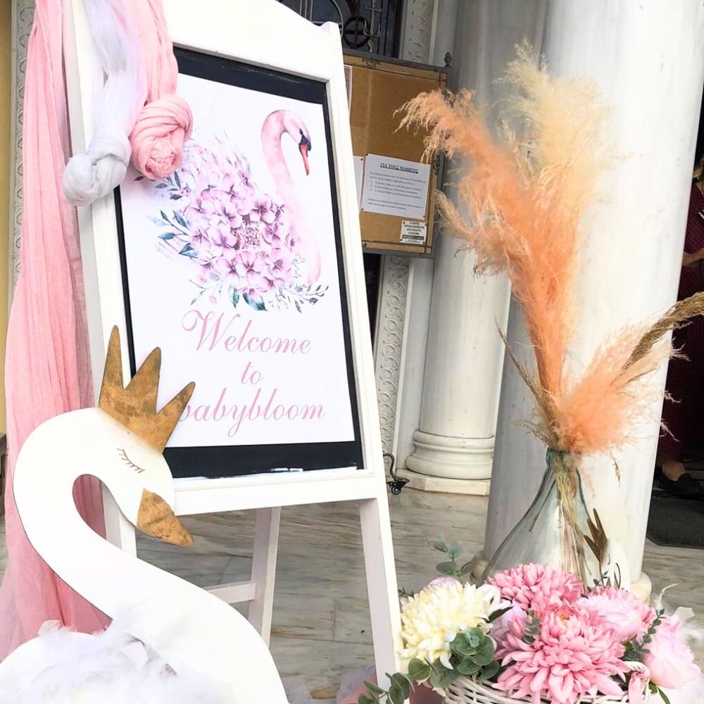 Στολισμός βάπτισης για κορίτσι με θέμα τον κύκνο