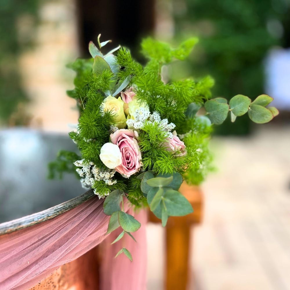 Ρομαντικός στολισμός κολυμπήθρας για κορίτσι σε κτήμα