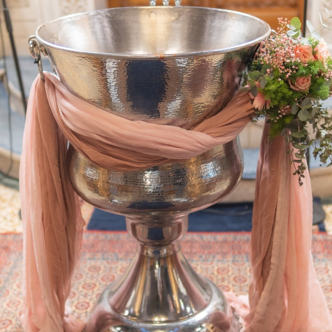 Ρομαντικός στολισμός κολυμπήθρας για κορίτσι με υφάσματα και μπουκέτο λουλουδιών