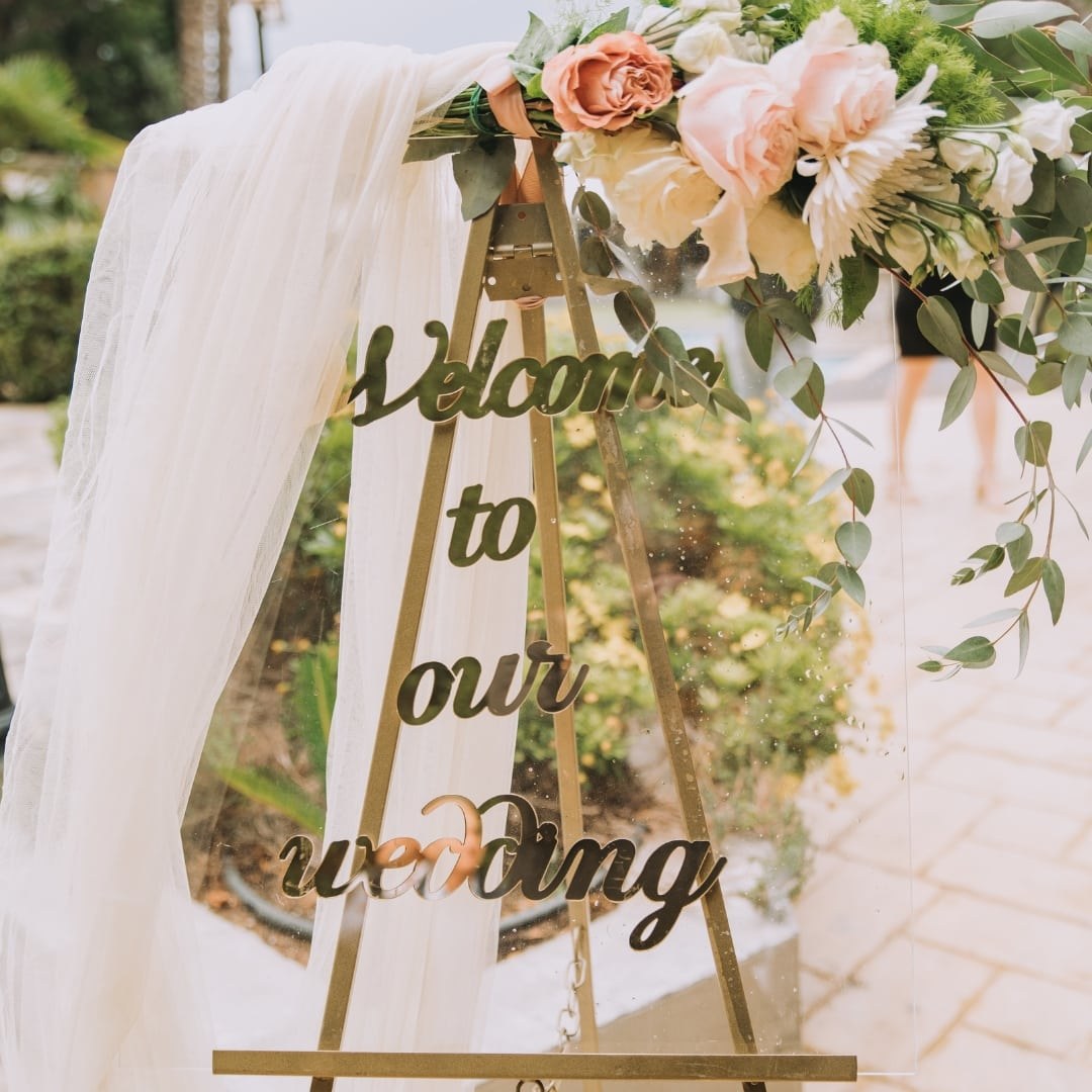 Ρομαντικός στολισμός εκκλησίας για γάμο