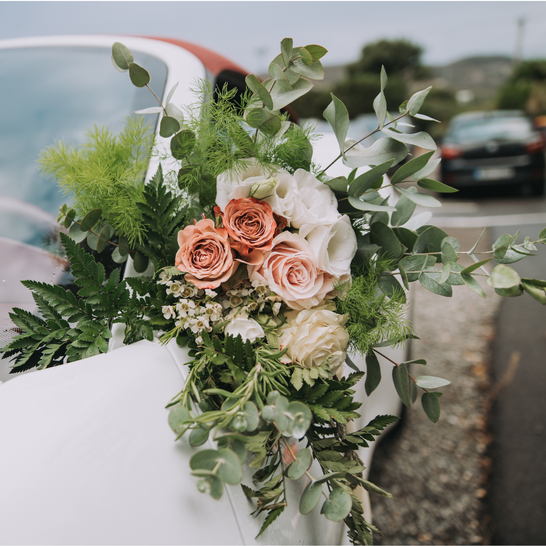 Στολισμός αυτοκινήτου γάμου με λουλούδια