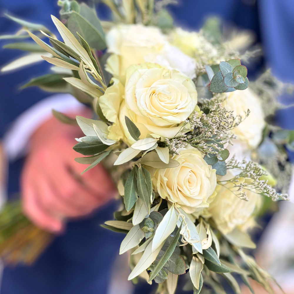 Νυφική ανθοδέσμη με ελιά, τριαντάφυλλα κι ευκάλυπτο