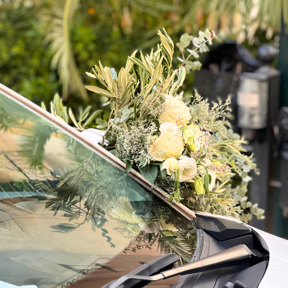 Στολισμός αυτοκινήτου γάμου με ελιά, ευκάλυπτο και τριαντάφυλλα