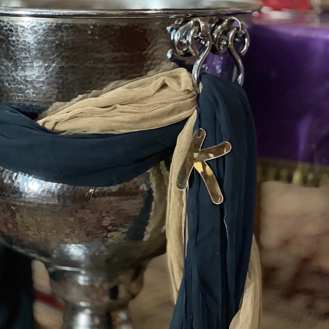 Στολισμός κολυμπήθρας για αγόρι με royal blue και χρυσή κορώνα