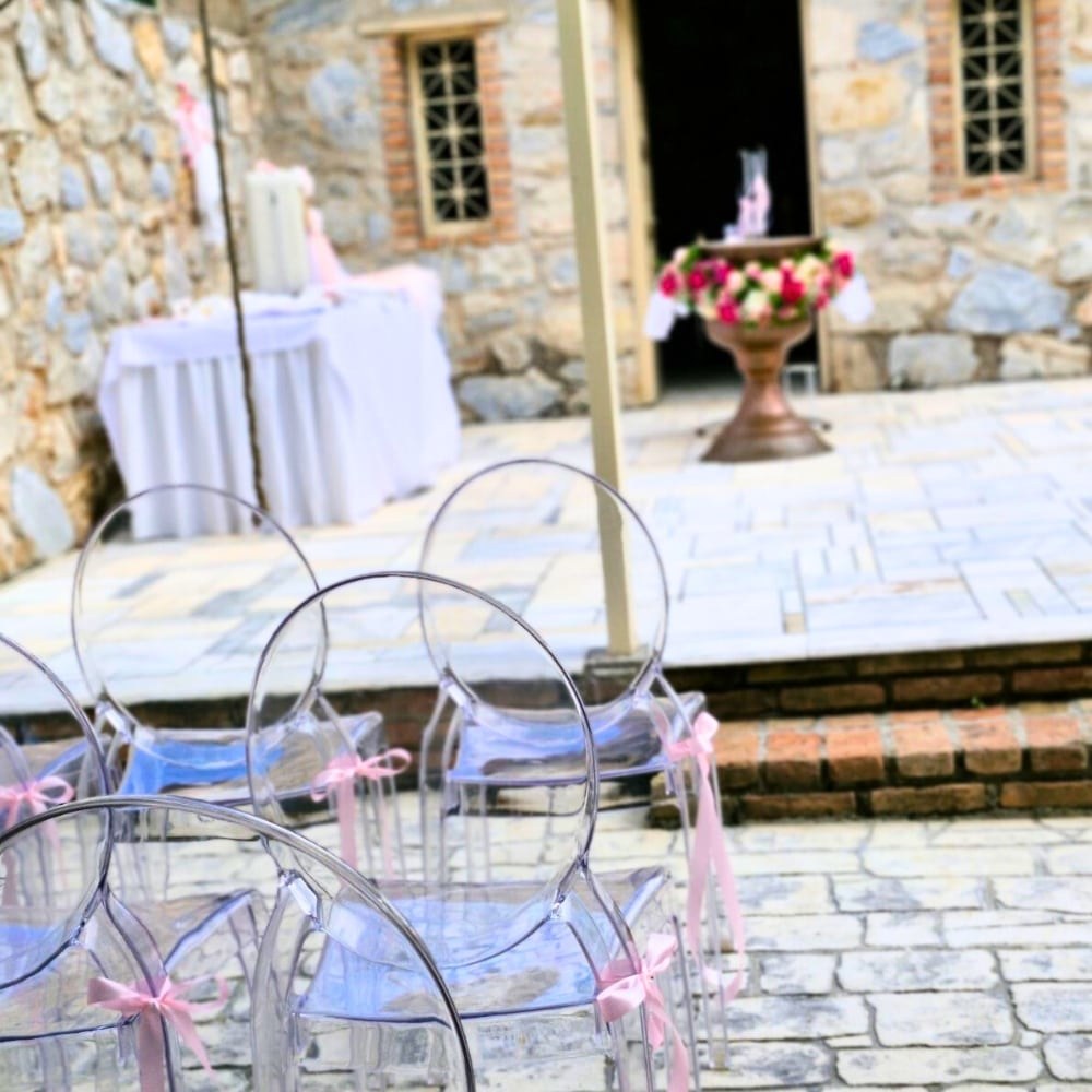 Ρομαντικός στολισμός κολυμπήθρας με λουλούδια