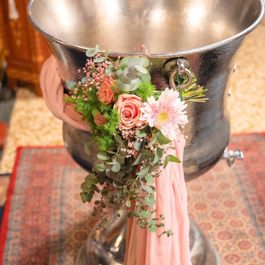 Ρομαντικός στολισμός κολυμπήθρας για κορίτσι με υφάσματα και μπουκέτο λουλουδιών