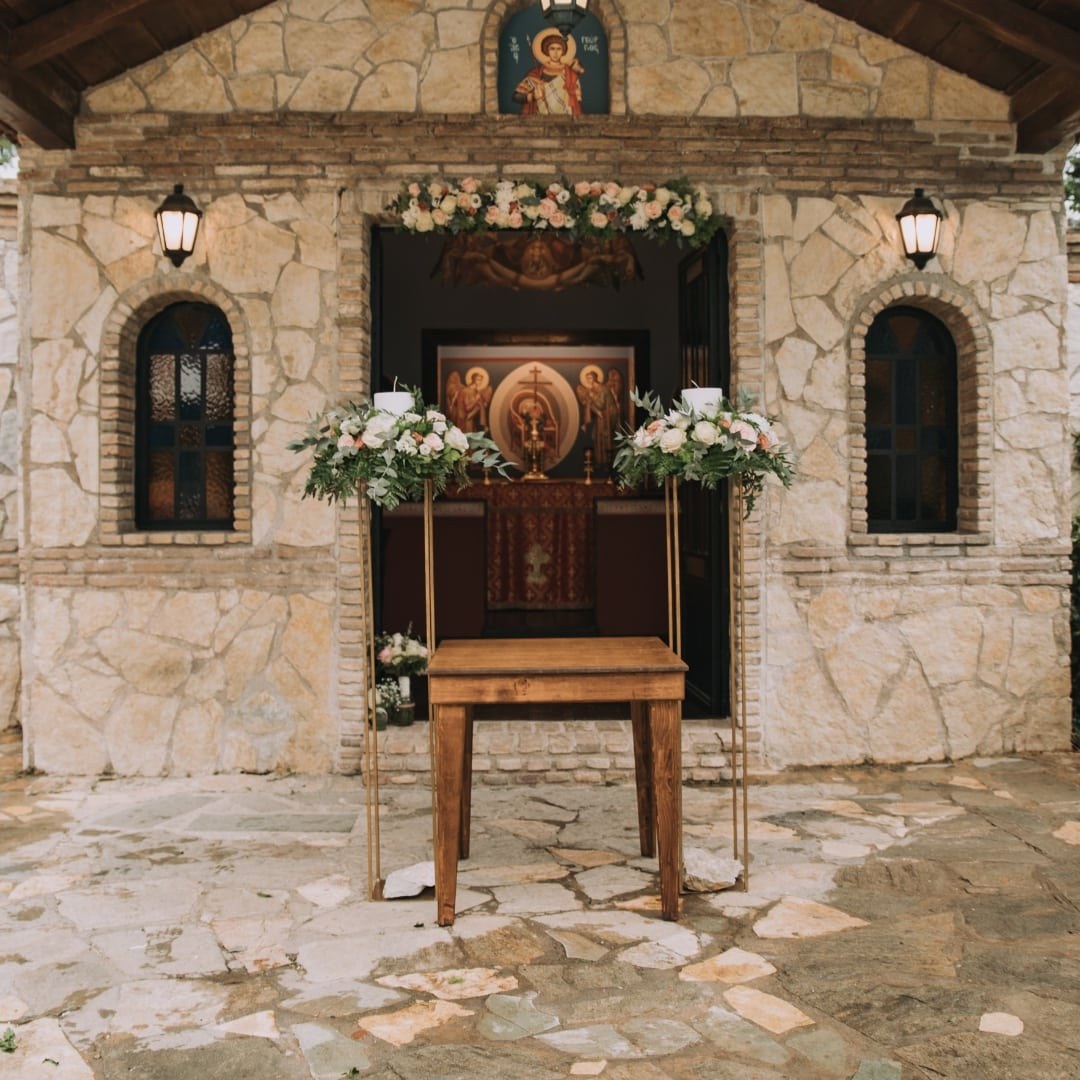 Ρομαντικός στολισμός εκκλησίας για γάμο