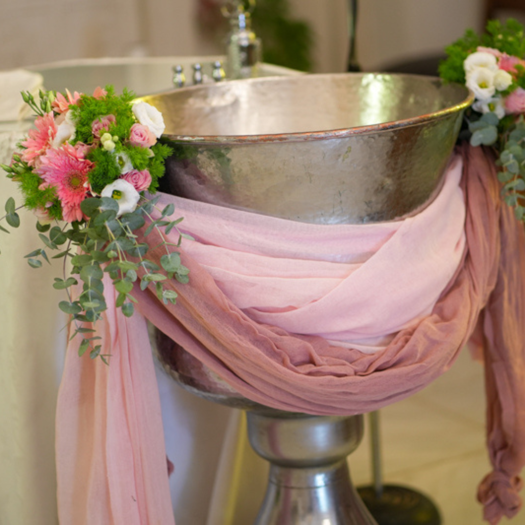 Στολισμός κολυμπήθρας για κορίτσι με υφάσματα και λουλούδια