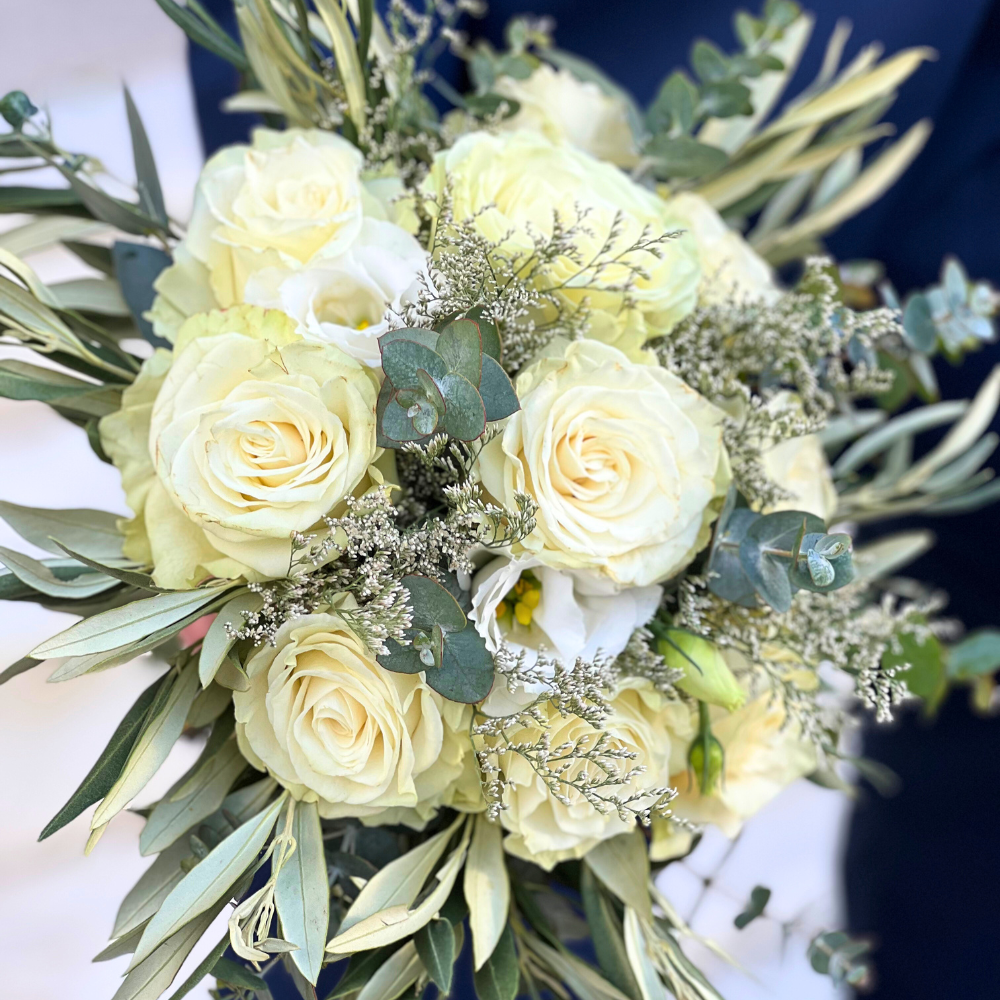 Νυφική ανθοδέσμη με ελιά, τριαντάφυλλα κι ευκάλυπτο