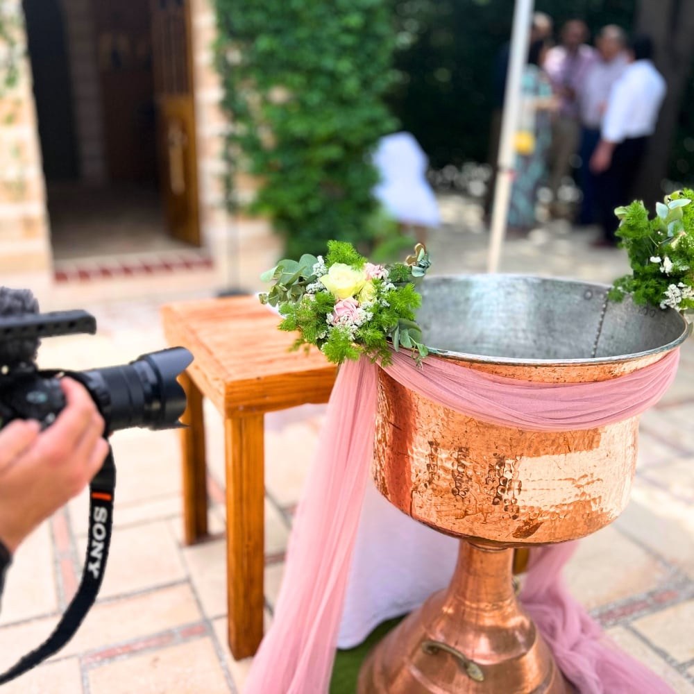 Ρομαντικός στολισμός κολυμπήθρας για κορίτσι σε κτήμα