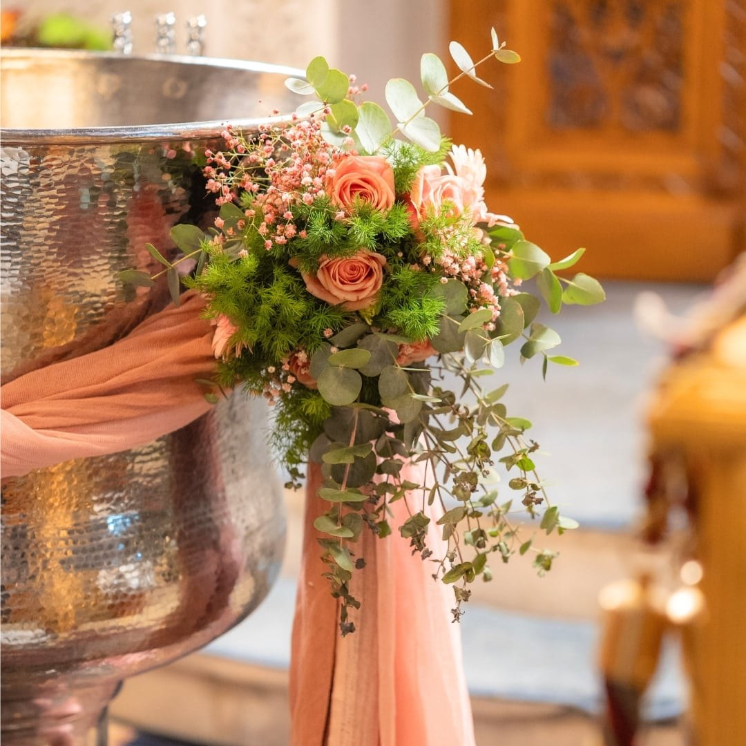 Ρομαντικός στολισμός κολυμπήθρας για κορίτσι με υφάσματα και μπουκέτο λουλουδιών