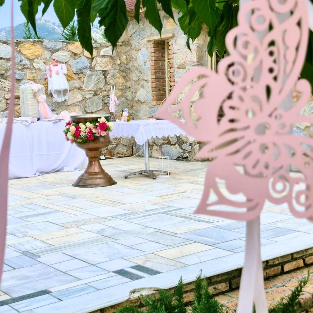 Ρομαντικός στολισμός κολυμπήθρας με λουλούδια