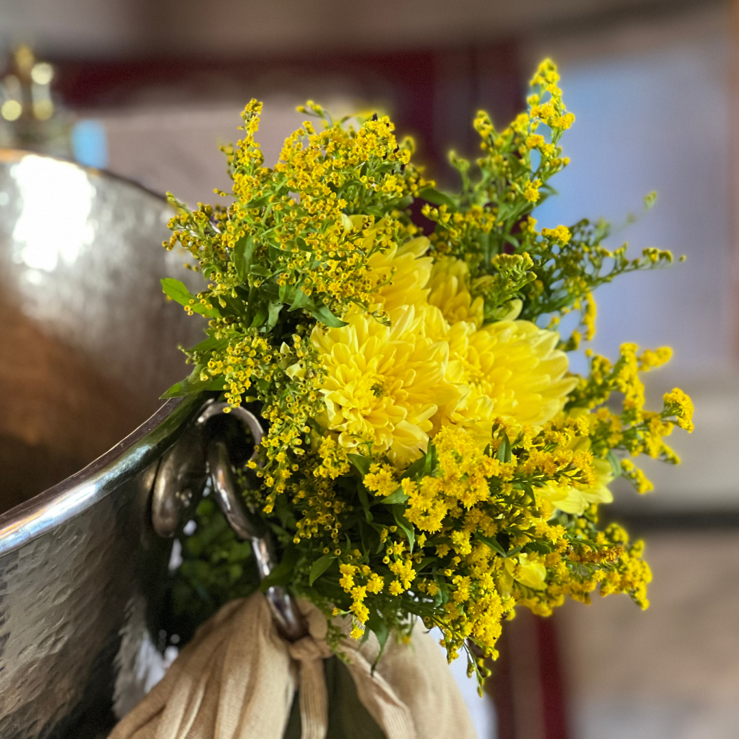 Στολισμός κολυμπήθρας με πρασινάδες και γυψοφίλη