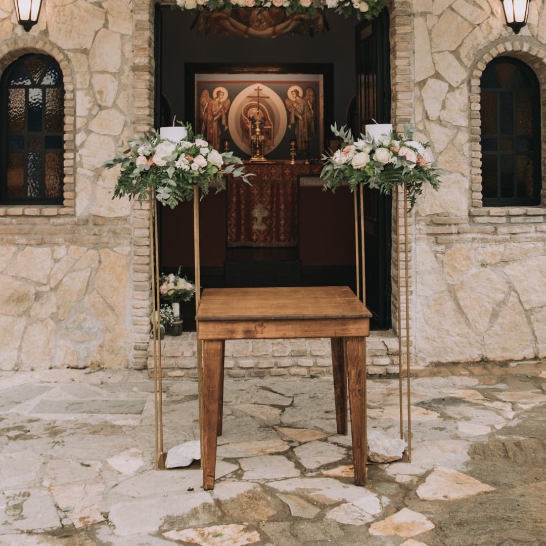 Ρομαντικός στολισμός εκκλησίας για γάμο