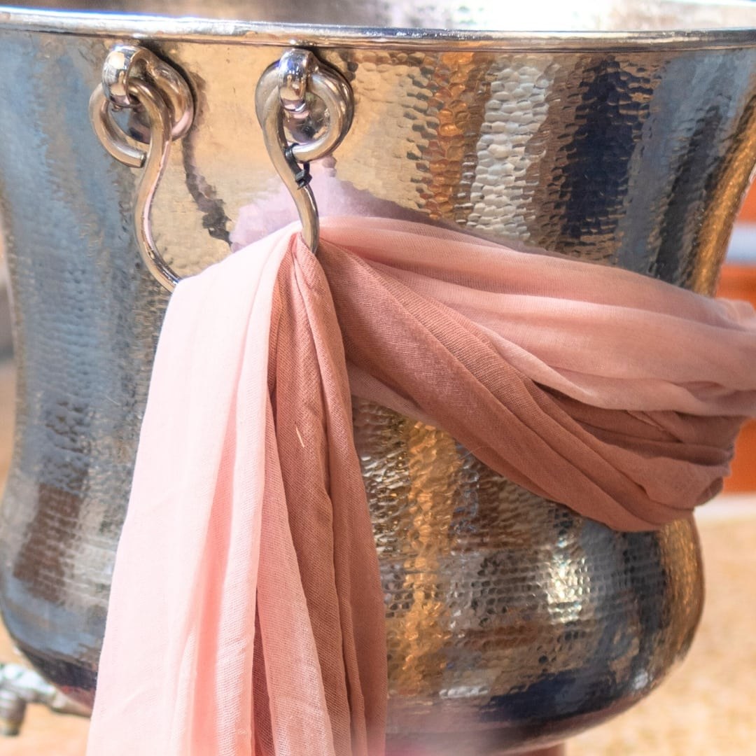 Ρομαντικός στολισμός κολυμπήθρας για κορίτσι με υφάσματα και μπουκέτο λουλουδιών