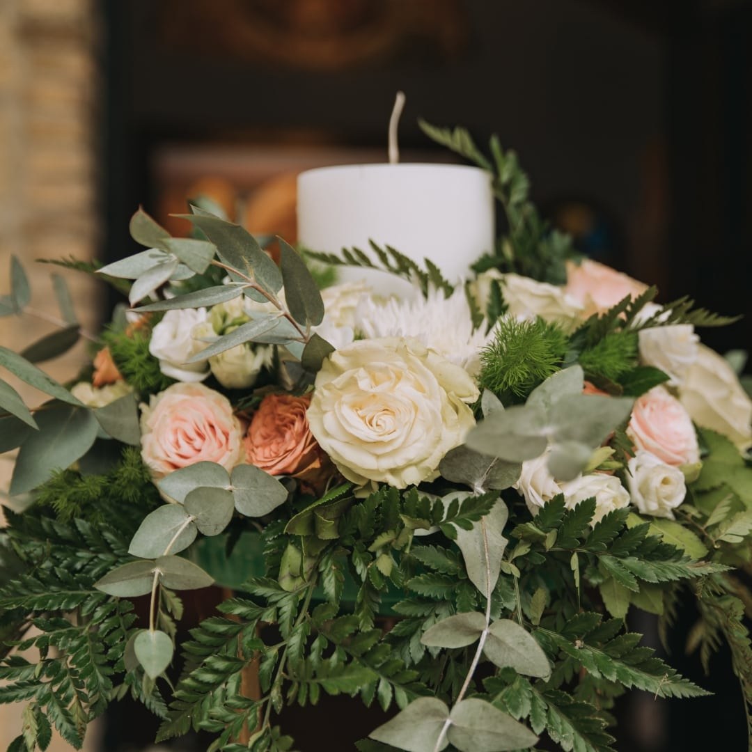 Ρομαντικός στολισμός εκκλησίας για γάμο