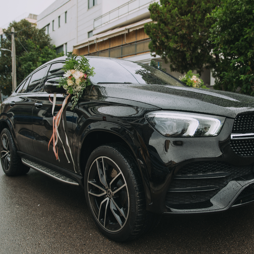 Στολισμός αυτοκινήτου γάμου με λουλούδια