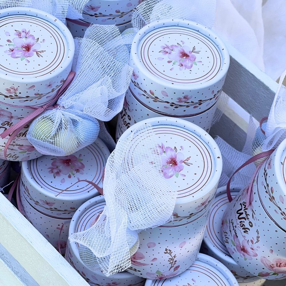 Ρομαντικός στολισμός βάπτισης για κορίτσι με το πολύγωνο