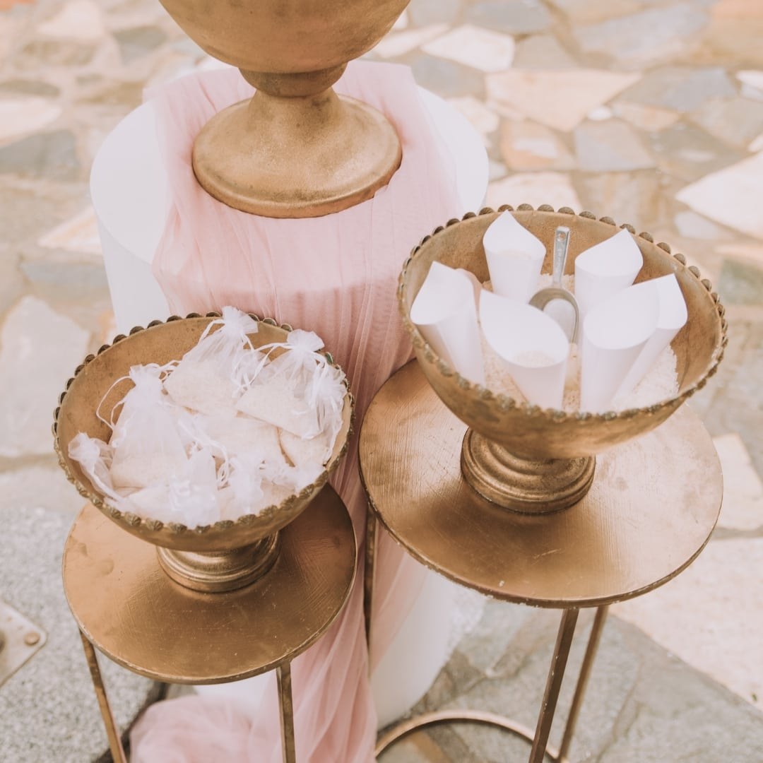 Ρομαντικός στολισμός εκκλησίας για γάμο