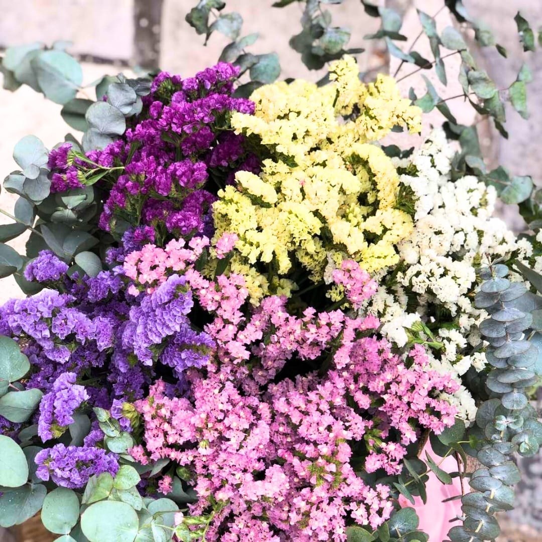 Boho στολισμός βάπτισης με πολύχρωμα λουλούδια