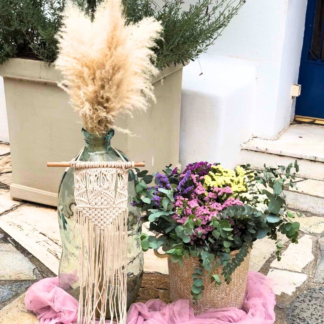 Boho στολισμός βάπτισης με πολύχρωμα λουλούδια