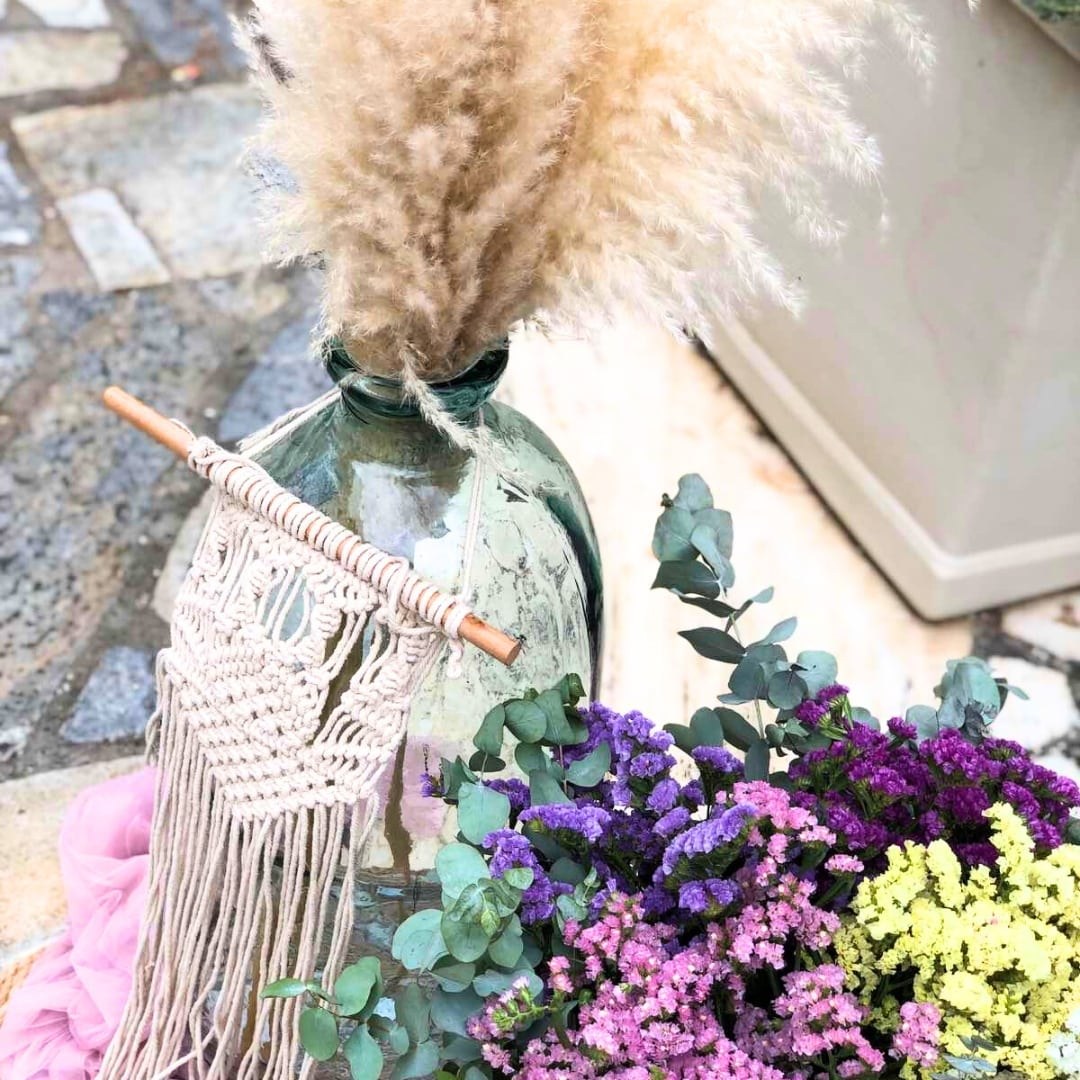 Boho στολισμός βάπτισης με πολύχρωμα λουλούδια