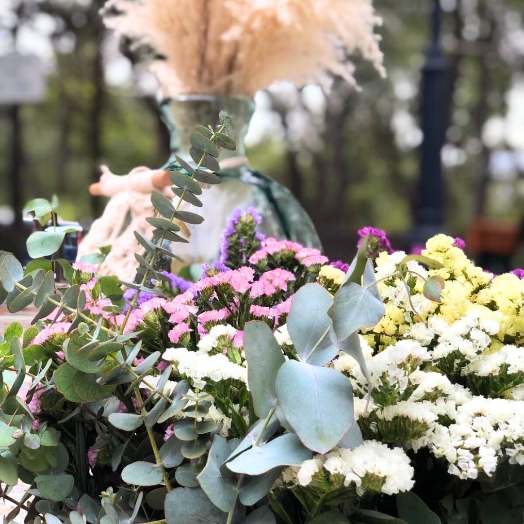 Boho στολισμός βάπτισης με πολύχρωμα λουλούδια