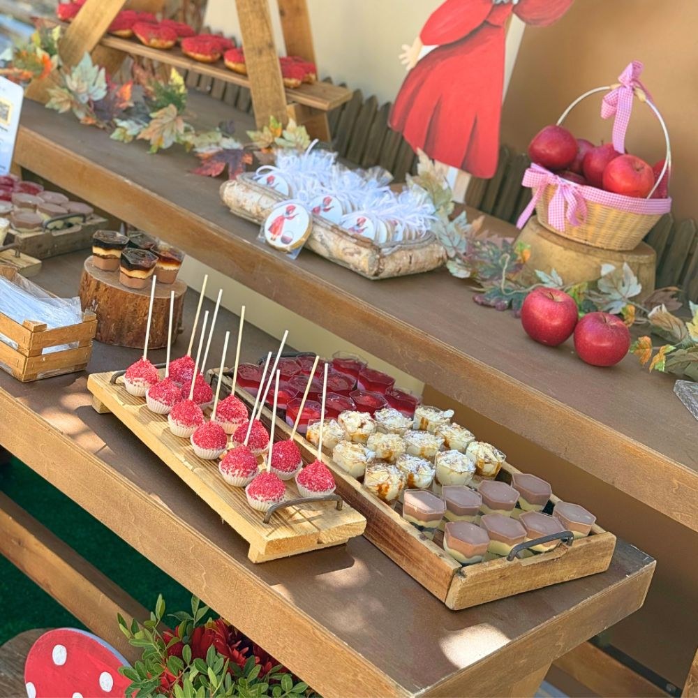 Candy bar βάπτισης Κοκκινοσκουφίτσα