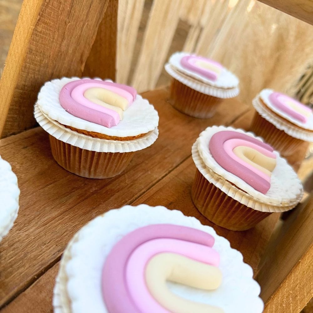 Candy bar βάπτισης για κορίτσι με θέμα το ουράνιο τόξο