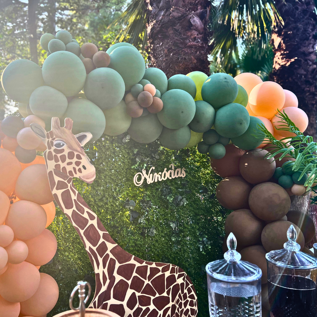 Candy bar βάπτισης με μπαλόνια και ζώα της ζούγκλας
