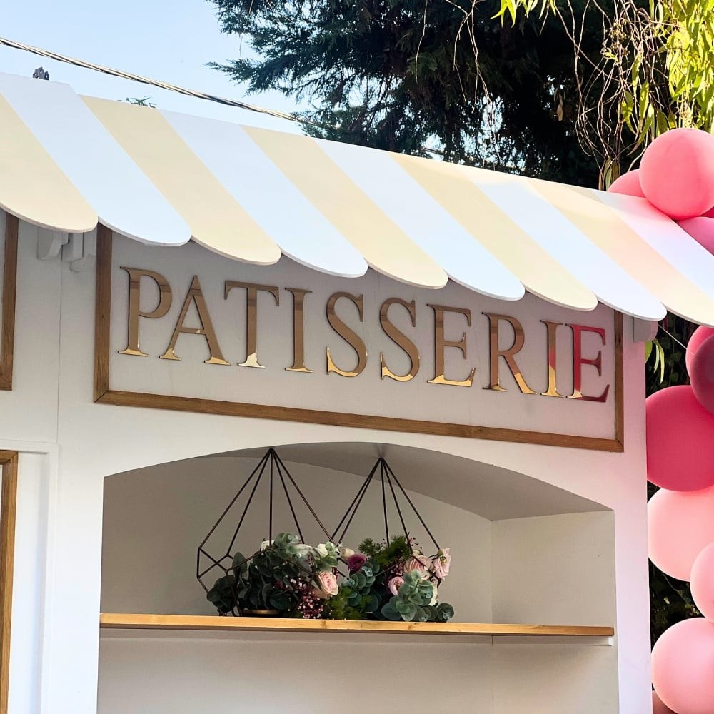 Candy bar βάπτισης για κορίτσι με γαλλικο patisserie και καρότσι παγωτού