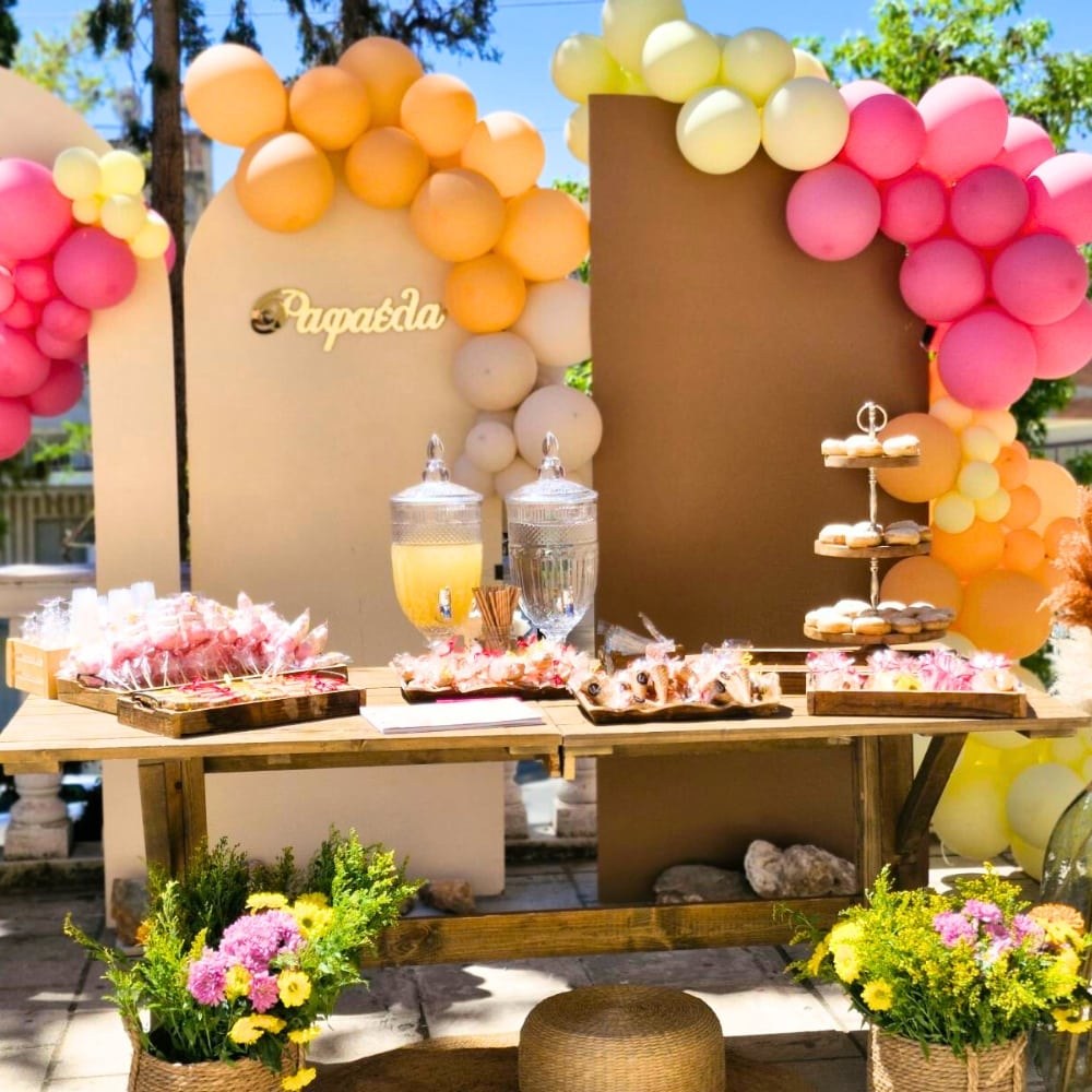 Candy bar βάπτισης για κορίτσι με πολύχρωμα μπαλόνια