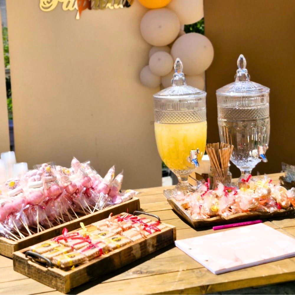 Candy bar βάπτισης για κορίτσι με πολύχρωμα μπαλόνια