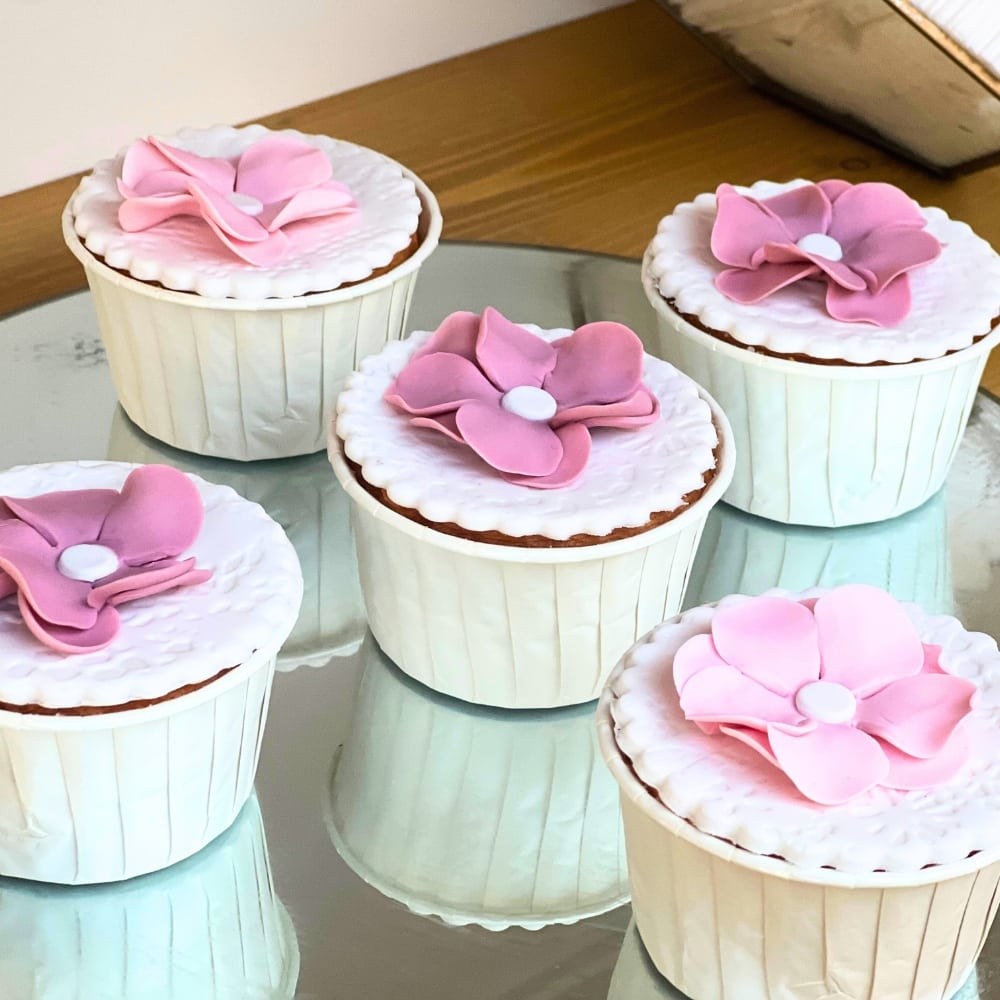 Candy bar βάπτισης για κορίτσι με γαλλικο patisserie και καρότσι παγωτού