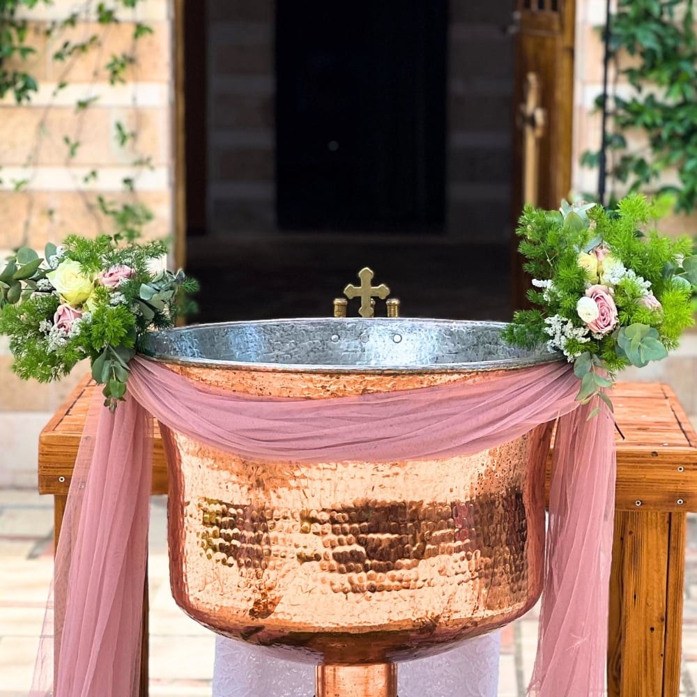 Ρομαντικός στολισμός κολυμπήθρας για κορίτσι σε κτήμα