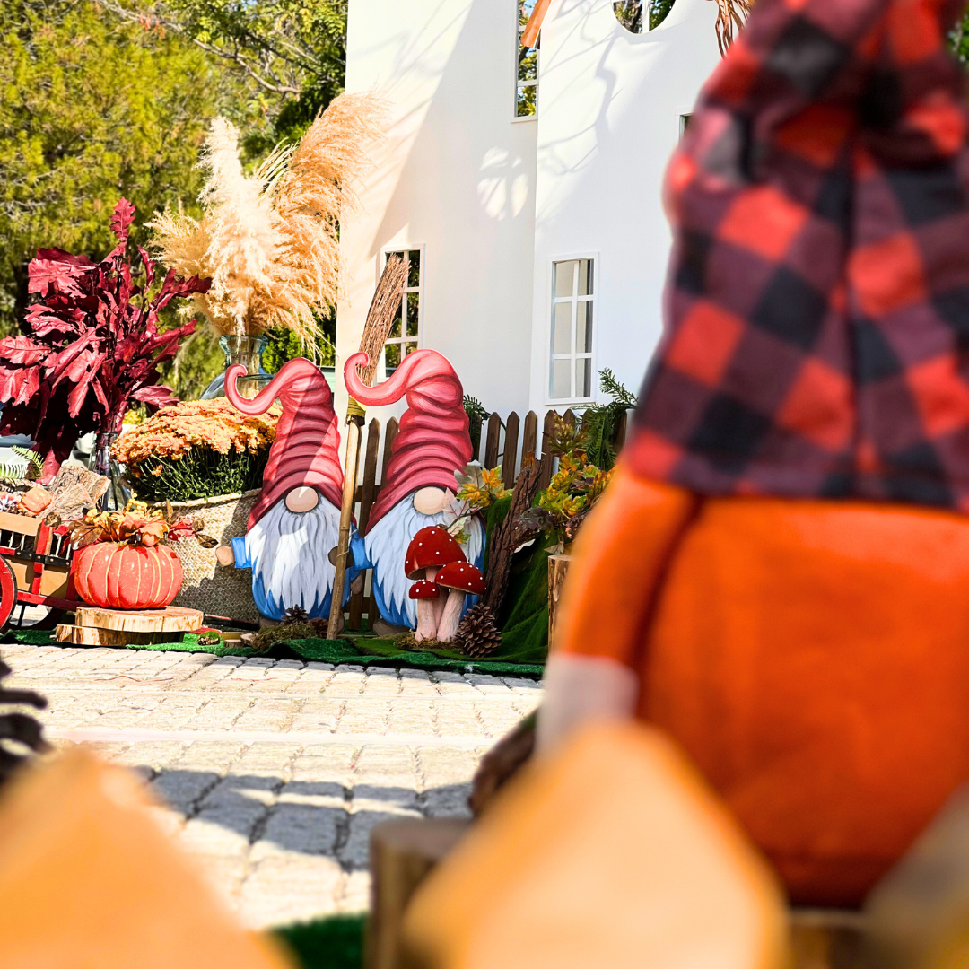 Φθινοπωρινός στολισμός βάπτισης με νάνους και κολοκύθες