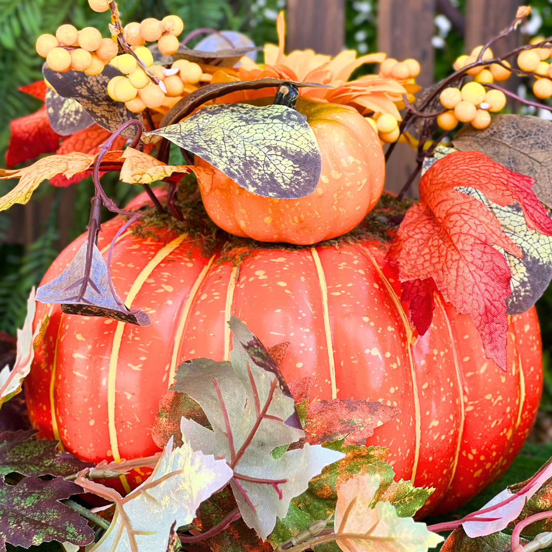 Φθινοπωρινός στολισμός βάπτισης με νάνους και κολοκύθες