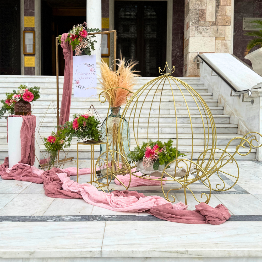 Στολισμός βάπτισης για κορίτσι με θέμα άμαξα-κορώνα