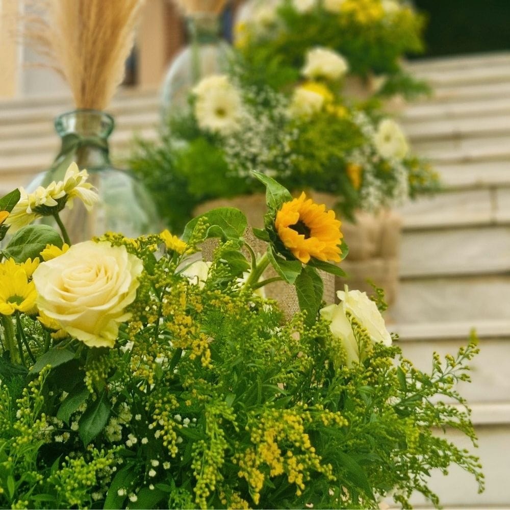 Στολισμός γάμου και βάπτισης με λουλούδια και ζώα της ζούγκλας