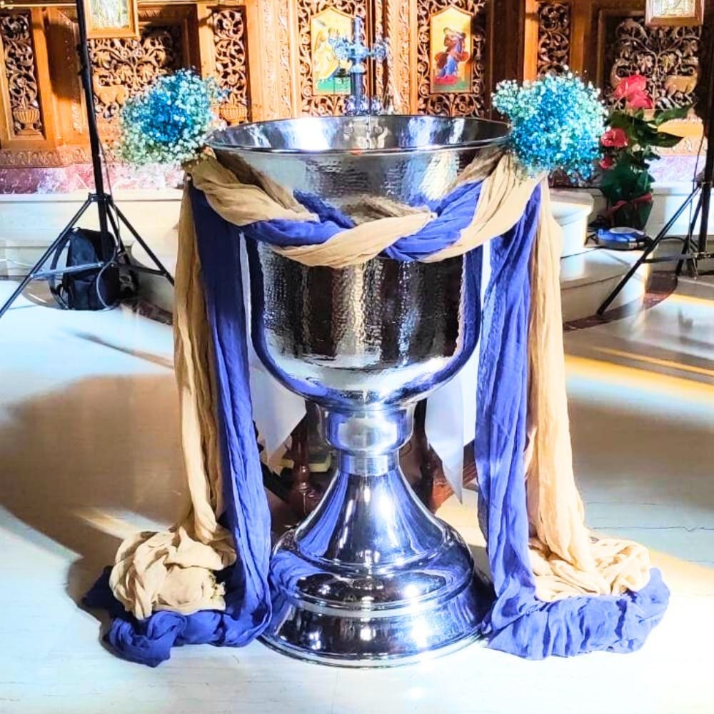 Στολισμός κολυμπήθρας για αγόρι με λουλούδια και υφάσματα