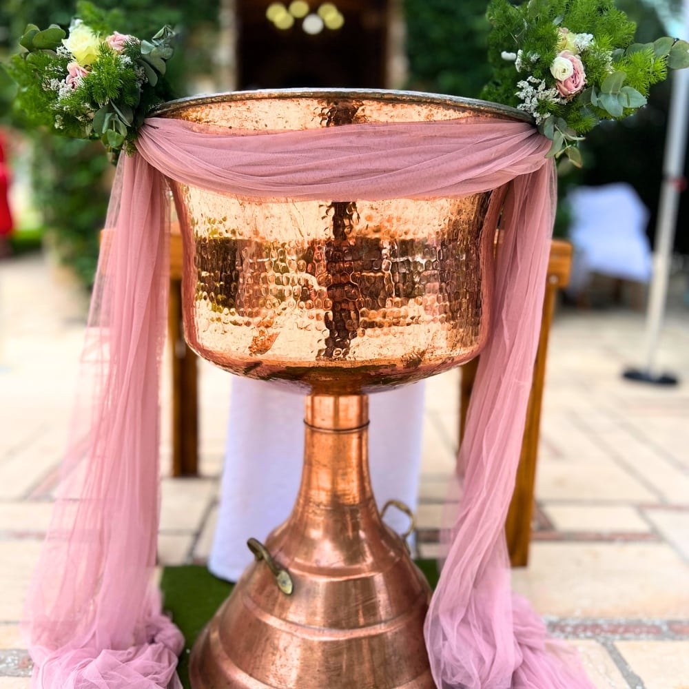 Ρομαντικός στολισμός κολυμπήθρας για κορίτσι σε κτήμα