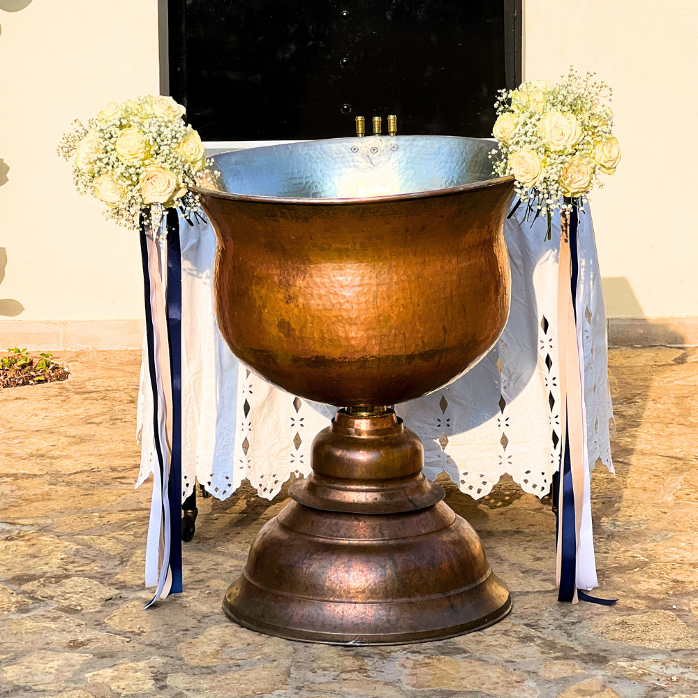 Διακόσμηση κολυμπήθρας για αγόρι με υφάσματα και μπουκέτο λουλουδιών