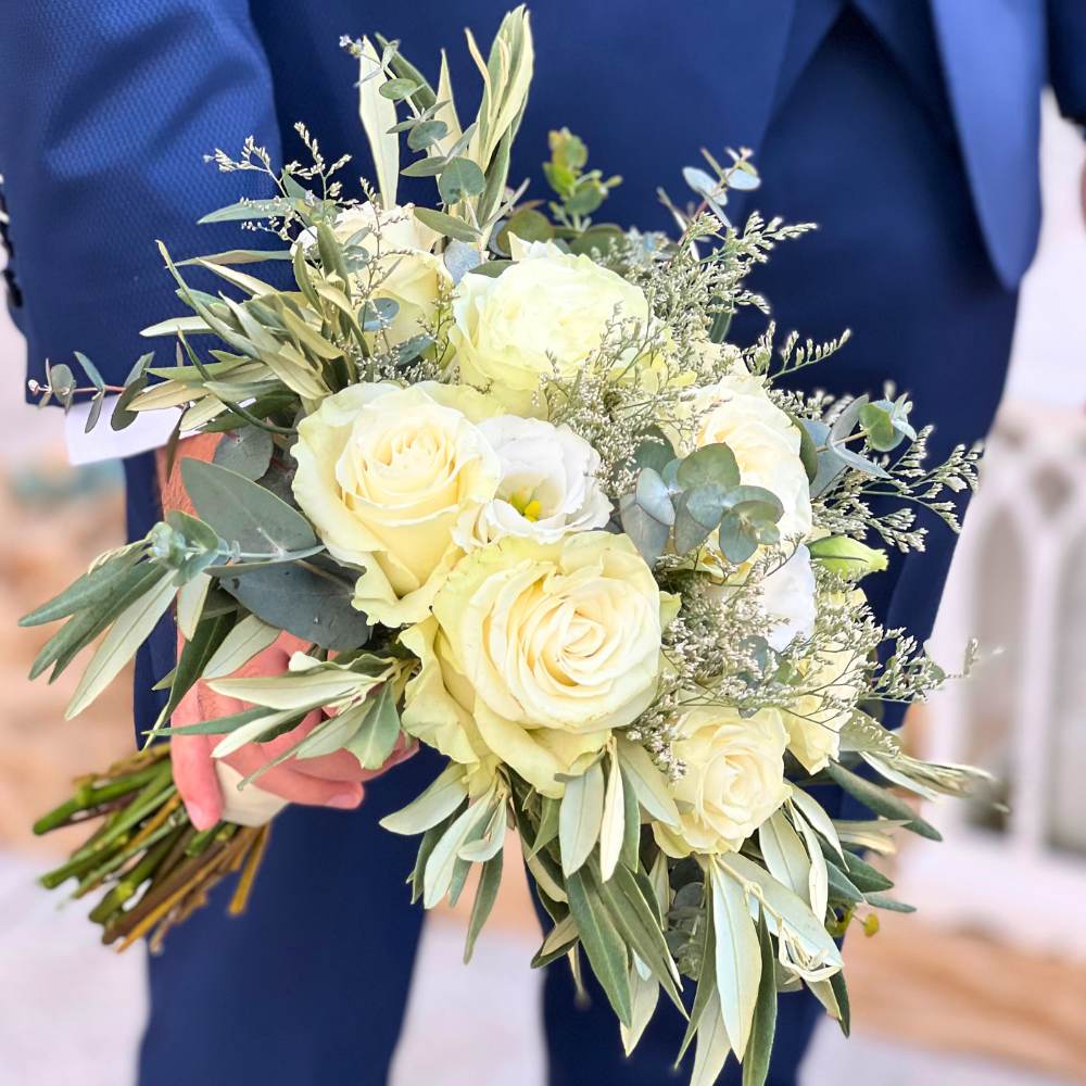 Νυφική ανθοδέσμη με ελιά, τριαντάφυλλα κι ευκάλυπτο