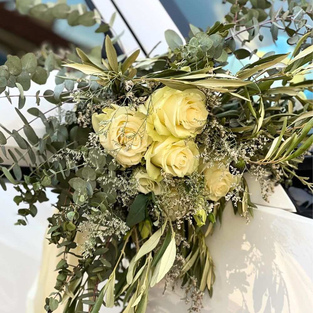 Στολισμός αυτοκινήτου γάμου με ελιά, ευκάλυπτο και τριαντάφυλλα