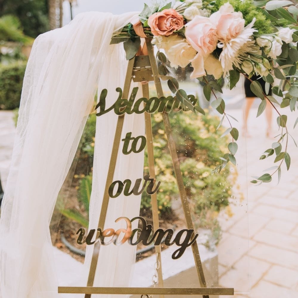 Ρομαντικός στολισμός εκκλησίας για γάμο