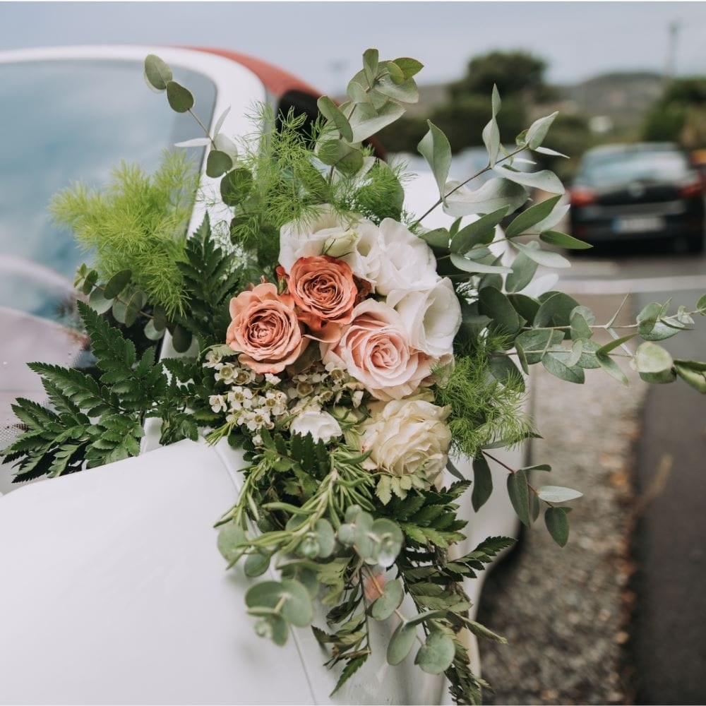 Στολισμός αυτοκινήτου γάμου με λουλούδια