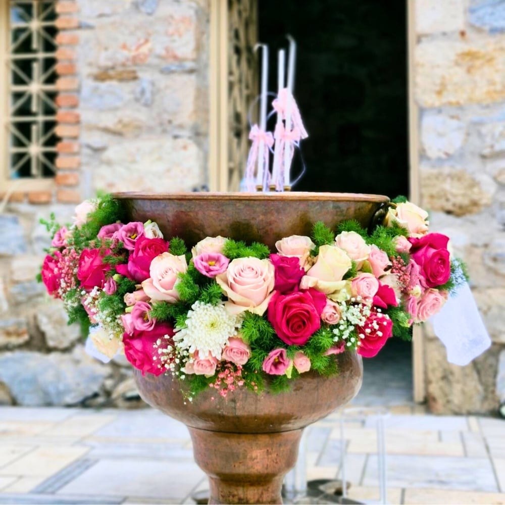 Ρομαντικός στολισμός κολυμπήθρας με λουλούδια