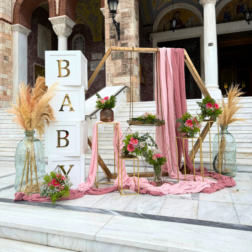 Στολισμός βάπτισης για κορίτσι με θέμα άμαξα-κορώνα